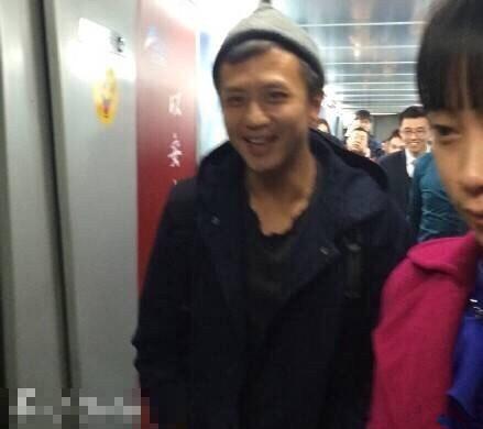 邓超心情大好搞笑依旧 对镜头搞怪卖萌