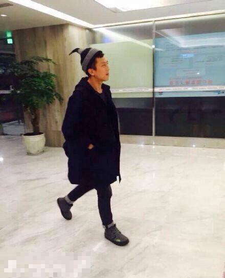 邓超心情大好搞笑依旧 对镜头搞怪卖萌