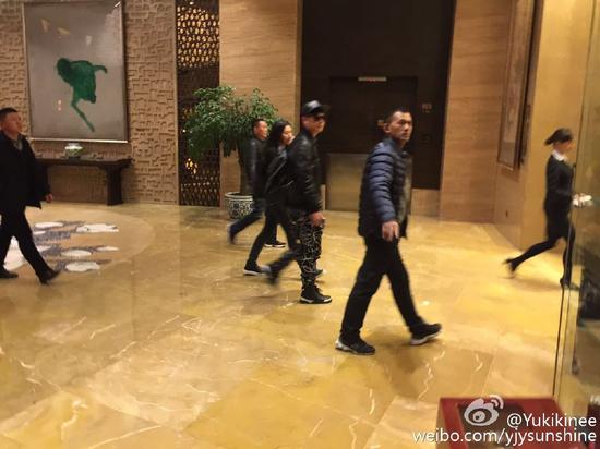 邓超录《跑男》对镜头搞怪 郑恺陈赫前后到宾馆无交集