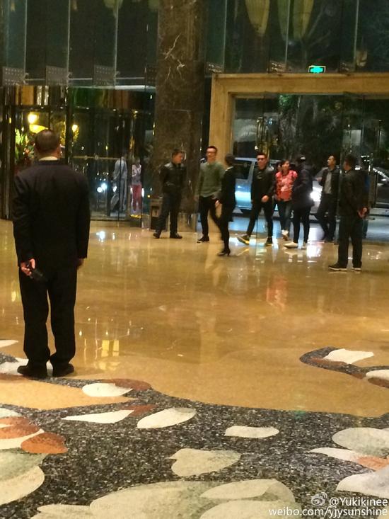 邓超录《跑男》对镜头搞怪 郑恺陈赫前后到宾馆无交集