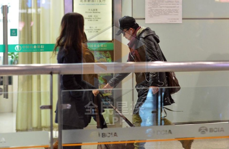 黄海波从助理手中拿过行李