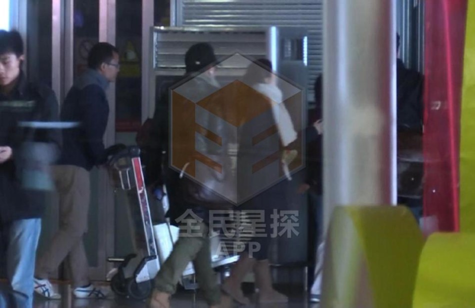 坐电梯进入车库离开