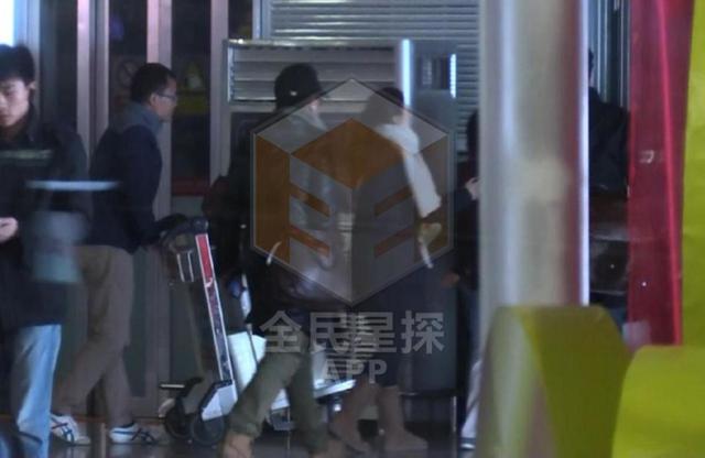 坐电梯进入车库离开