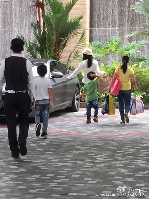 张柏芝带两子新加坡外出心情好 小儿子呆萌可爱