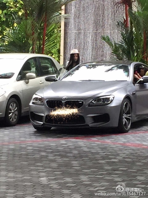 张柏芝带两子新加坡外出心情好 小儿子呆萌可爱