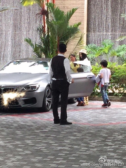 张柏芝带两子新加坡外出心情好 小儿子呆萌可爱