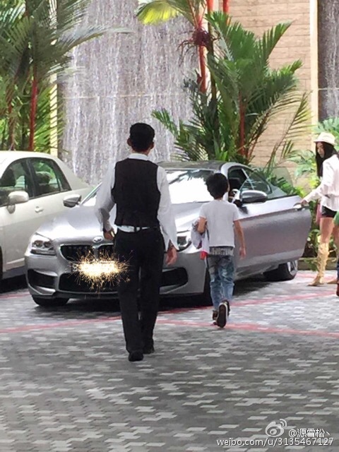 张柏芝带两子新加坡外出心情好 小儿子呆萌可爱
