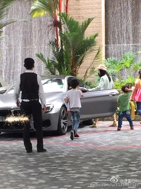 张柏芝带两子新加坡外出心情好 小儿子呆萌可爱