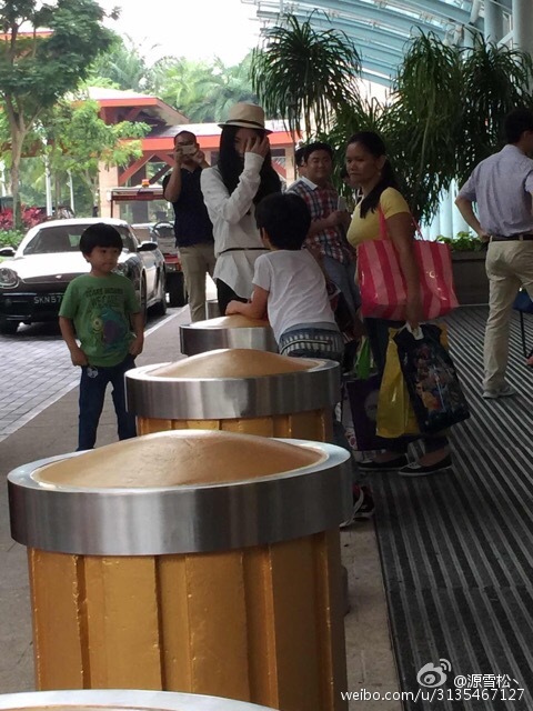 张柏芝带两子新加坡外出心情好 小儿子呆萌可爱