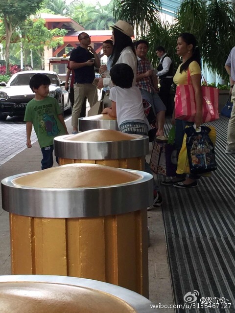 张柏芝带两子新加坡外出心情好 小儿子呆萌可爱