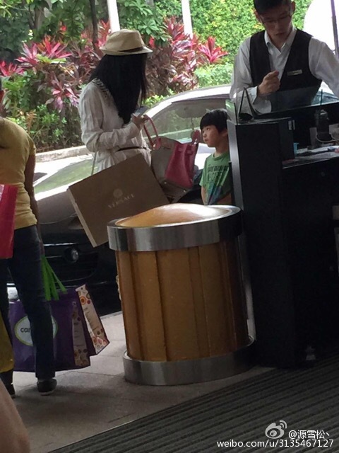 张柏芝带两子新加坡外出心情好 小儿子呆萌可爱