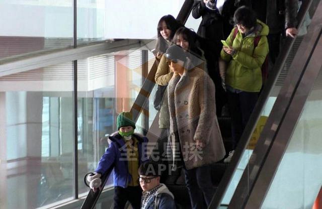 张亮娇妻寇静怀二胎腰身臃肿显孕肚 如少女噘嘴卖萌受宠爱