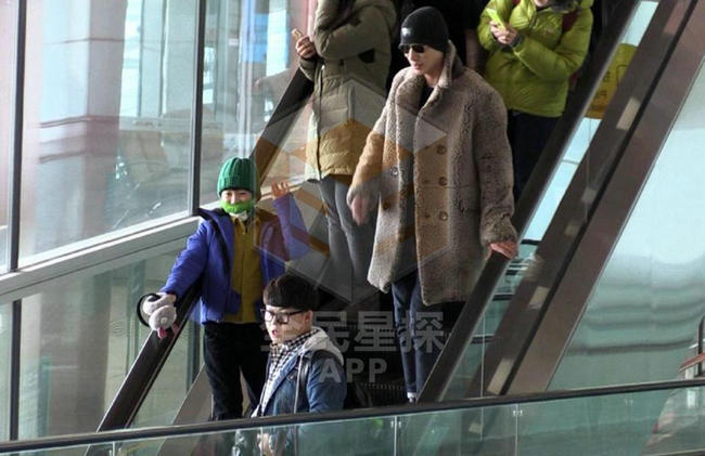 张亮娇妻寇静怀二胎腰身臃肿显孕肚 如少女噘嘴卖萌受宠爱