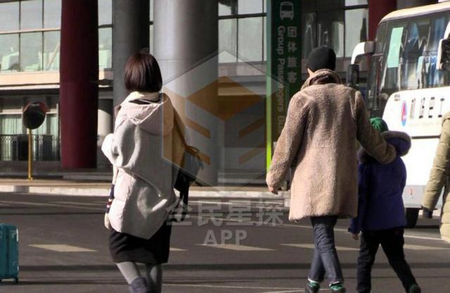 张亮娇妻寇静怀二胎腰身臃肿显孕肚 如少女噘嘴卖萌受宠爱