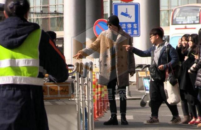 张亮娇妻寇静怀二胎腰身臃肿显孕肚 如少女噘嘴卖萌受宠爱