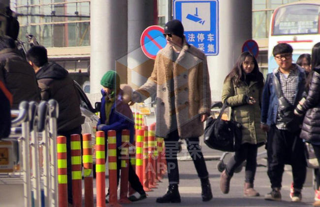 张亮娇妻寇静怀二胎腰身臃肿显孕肚 如少女噘嘴卖萌受宠爱