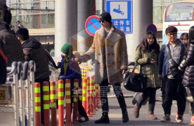 张亮娇妻寇静怀二胎腰身臃肿显孕肚 如少女噘嘴卖萌受宠爱