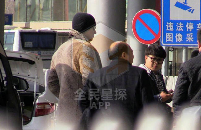 张亮娇妻寇静怀二胎腰身臃肿显孕肚 如少女噘嘴卖萌受宠爱