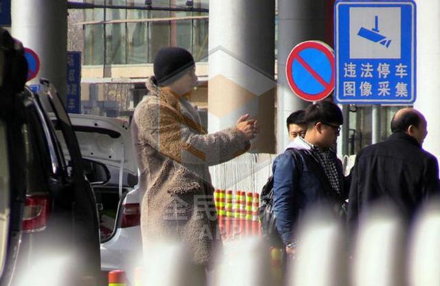 张亮娇妻寇静怀二胎腰身臃肿显孕肚 如少女噘嘴卖萌受宠爱