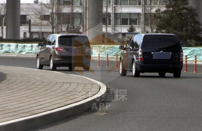 张亮娇妻寇静怀二胎腰身臃肿显孕肚 如少女噘嘴卖萌受宠爱