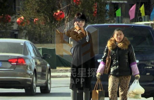 张亮娇妻寇静怀二胎腰身臃肿显孕肚 如少女噘嘴卖萌受宠爱
