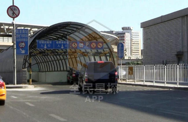 张亮娇妻寇静怀二胎腰身臃肿显孕肚 如少女噘嘴卖萌受宠爱