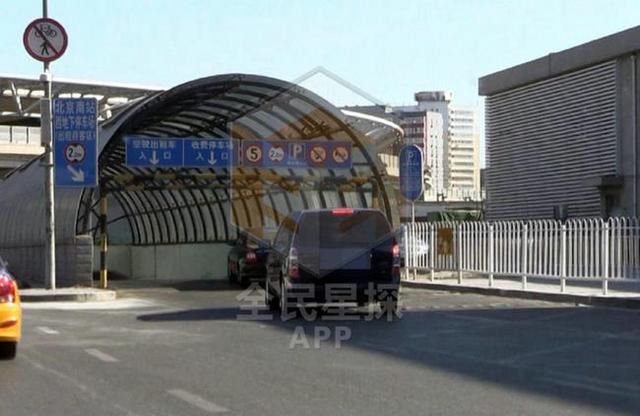 张亮娇妻寇静怀二胎腰身臃肿显孕肚 如少女噘嘴卖萌受宠爱