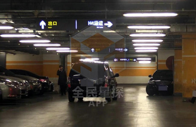 张亮娇妻寇静怀二胎腰身臃肿显孕肚 如少女噘嘴卖萌受宠爱