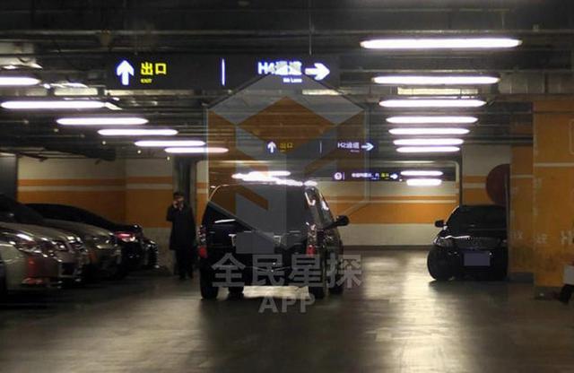 张亮娇妻寇静怀二胎腰身臃肿显孕肚 如少女噘嘴卖萌受宠爱