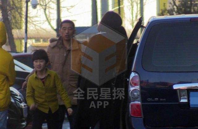 张亮娇妻寇静怀二胎腰身臃肿显孕肚 如少女噘嘴卖萌受宠爱