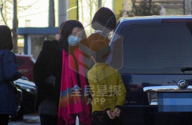 张亮娇妻寇静怀二胎腰身臃肿显孕肚 如少女噘嘴卖萌受宠爱