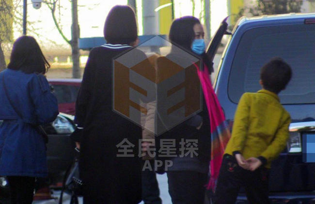 张亮娇妻寇静怀二胎腰身臃肿显孕肚 如少女噘嘴卖萌受宠爱