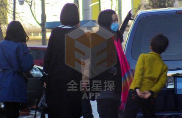 张亮娇妻寇静怀二胎腰身臃肿显孕肚 如少女噘嘴卖萌受宠爱