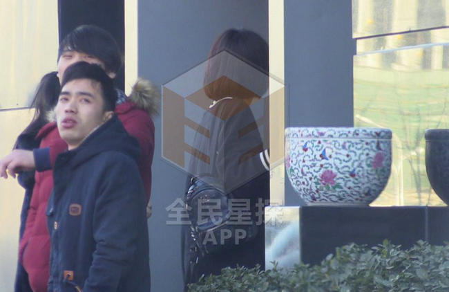 张亮娇妻寇静怀二胎腰身臃肿显孕肚 如少女噘嘴卖萌受宠爱