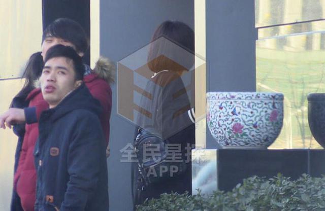 张亮娇妻寇静怀二胎腰身臃肿显孕肚 如少女噘嘴卖萌受宠爱