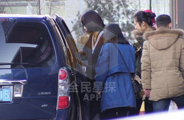 张亮娇妻寇静怀二胎腰身臃肿显孕肚 如少女噘嘴卖萌受宠爱