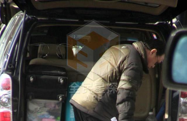 张亮娇妻寇静怀二胎腰身臃肿显孕肚 如少女噘嘴卖萌受宠爱