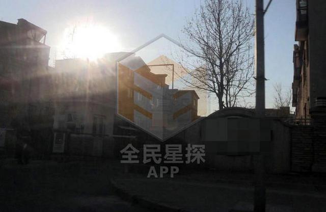 张亮娇妻寇静怀二胎腰身臃肿显孕肚 如少女噘嘴卖萌受宠爱