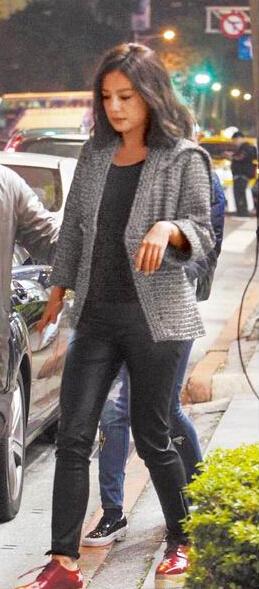 赵薇现身台北街头