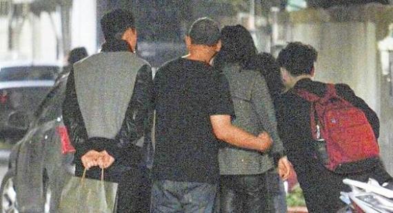 赵薇酒后遭男友人搂腰