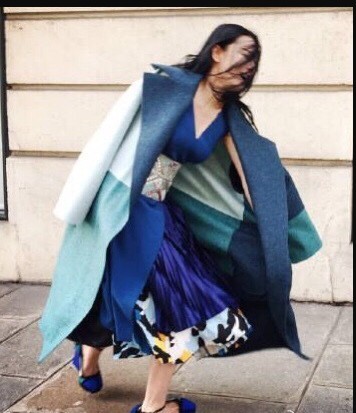 Duang的一下！张馨予巴黎街头摆拍不成反摔倒