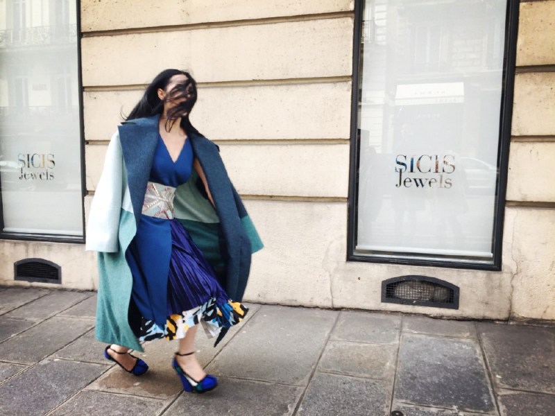 Duang的一下！张馨予巴黎街头摆拍不成反摔倒