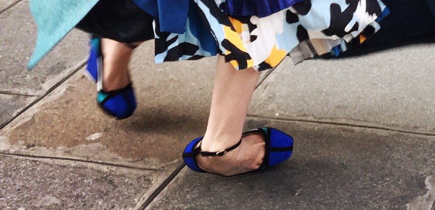 Duang的一下！张馨予巴黎街头摆拍不成反摔倒