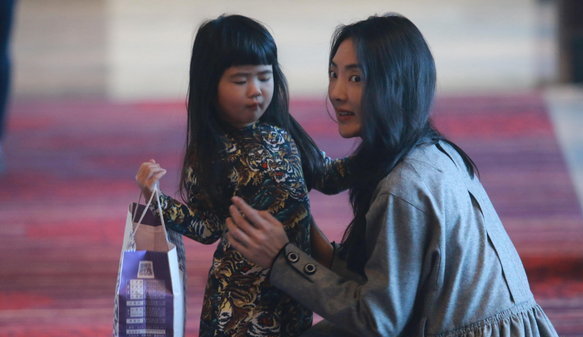 姐姐噘嘴不开心 妈妈吴速玲忙蹲地安慰