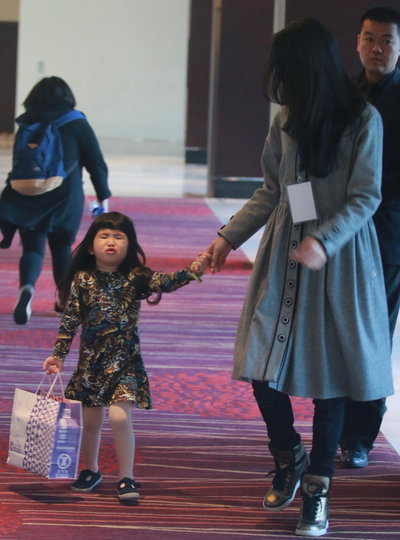 姐姐噘嘴不开心 妈妈吴速玲忙蹲地安慰