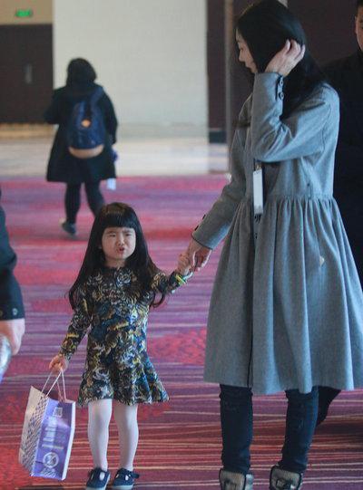 姐姐噘嘴不开心 妈妈吴速玲忙蹲地安慰