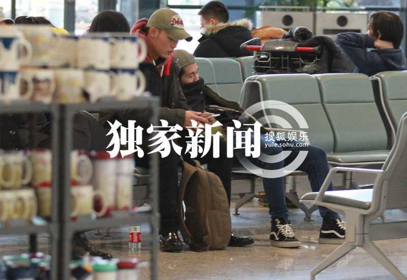 曹格懒虫附体坐椅瘫睡 倦意浓浓边走边睡