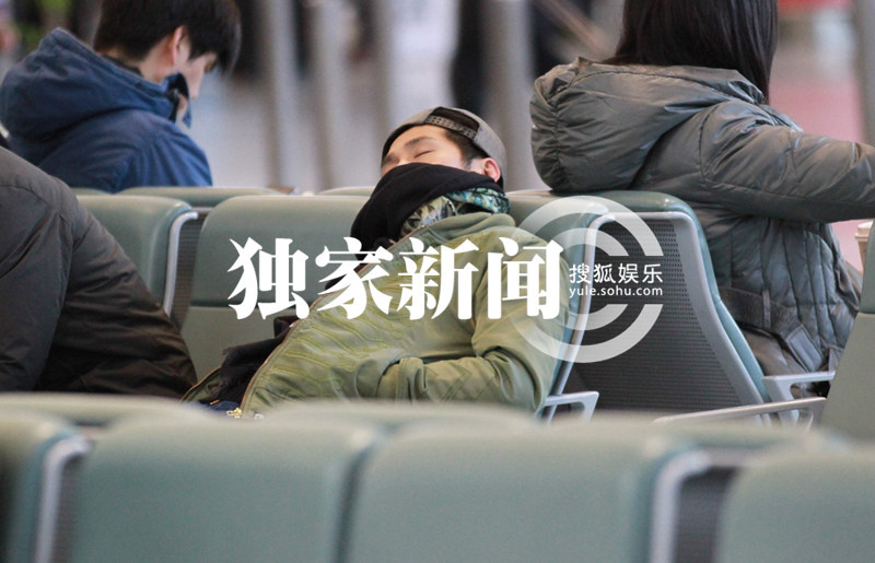 曹格懒虫附体坐椅瘫睡 倦意浓浓边走边睡