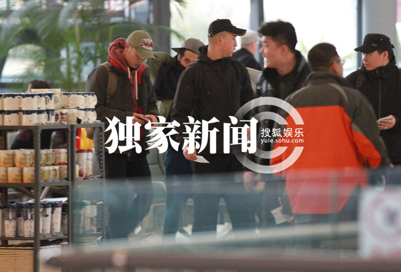 曹格懒虫附体坐椅瘫睡 倦意浓浓边走边睡