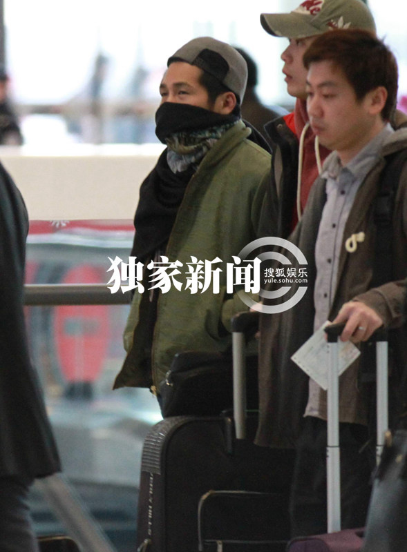 曹格懒虫附体坐椅瘫睡 倦意浓浓边走边睡